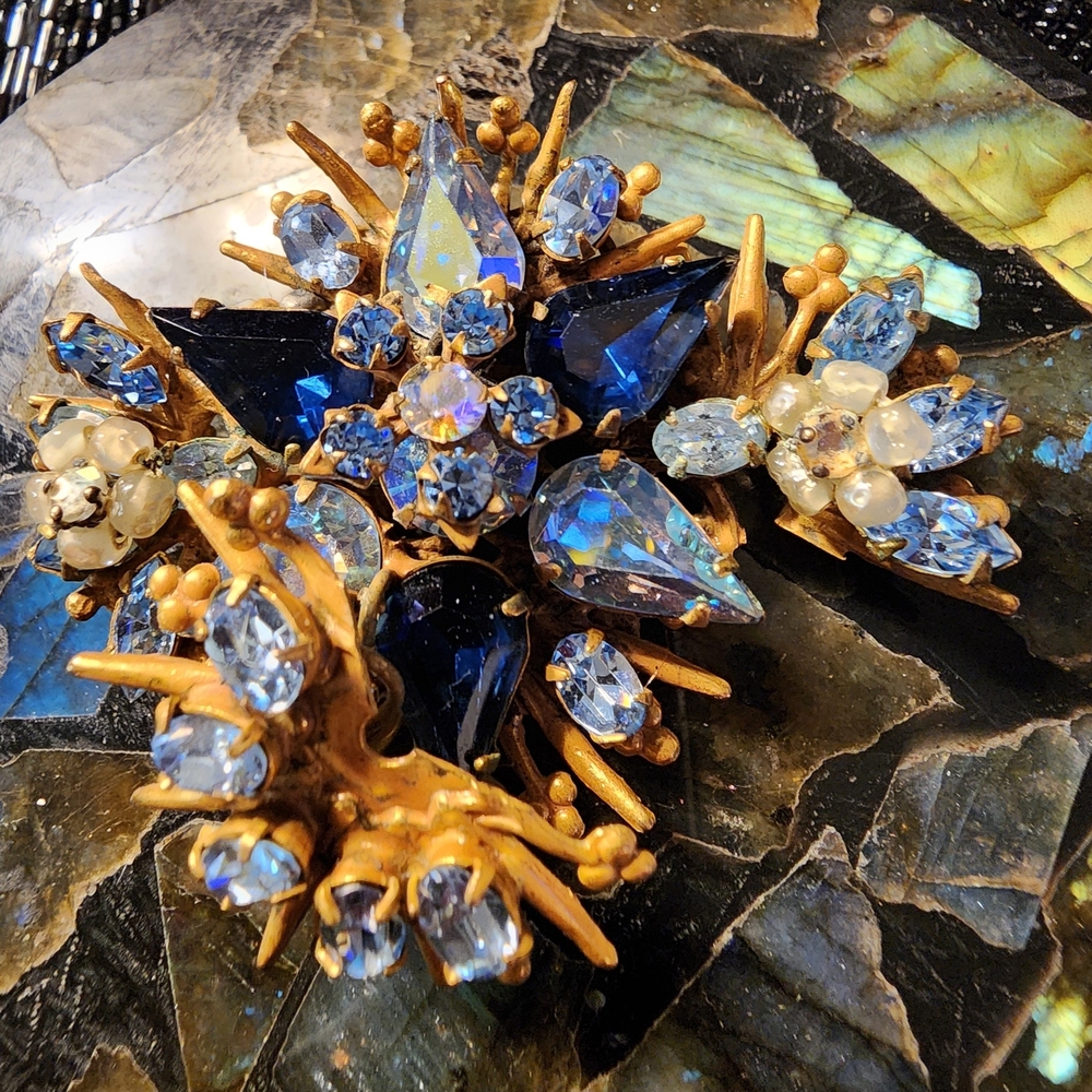 Vintage-Inspired Blue and Gold Crystal Brooch - Picture 7 of 9